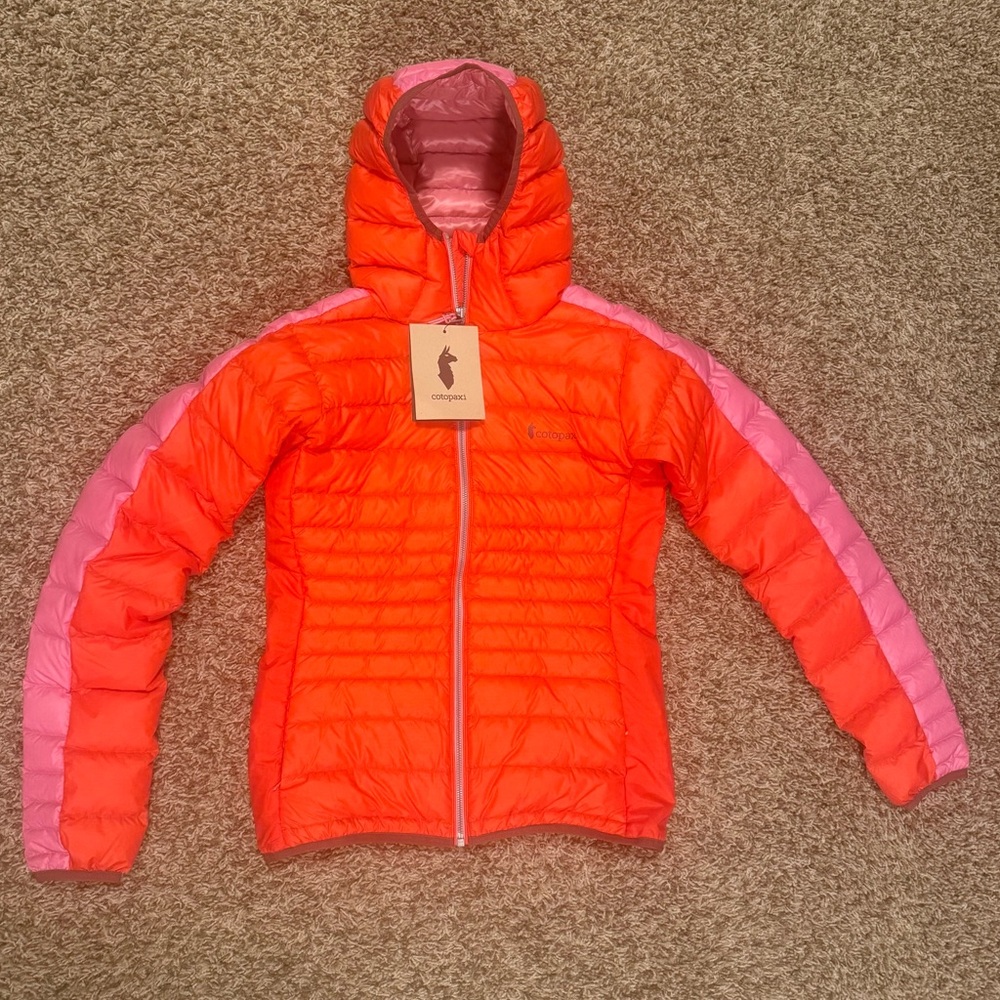 NWT Cotopaxi Fuego Down Jacket with Hood Sz small color fiery red/bubblegum